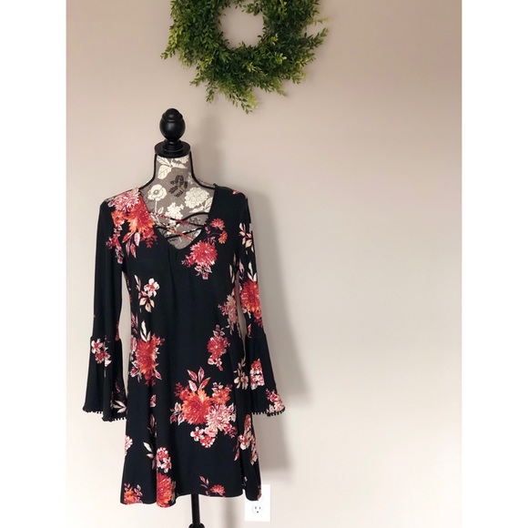 Derek Heart Dresses & Skirts - DEREK HEART Floral bell sleeved dress